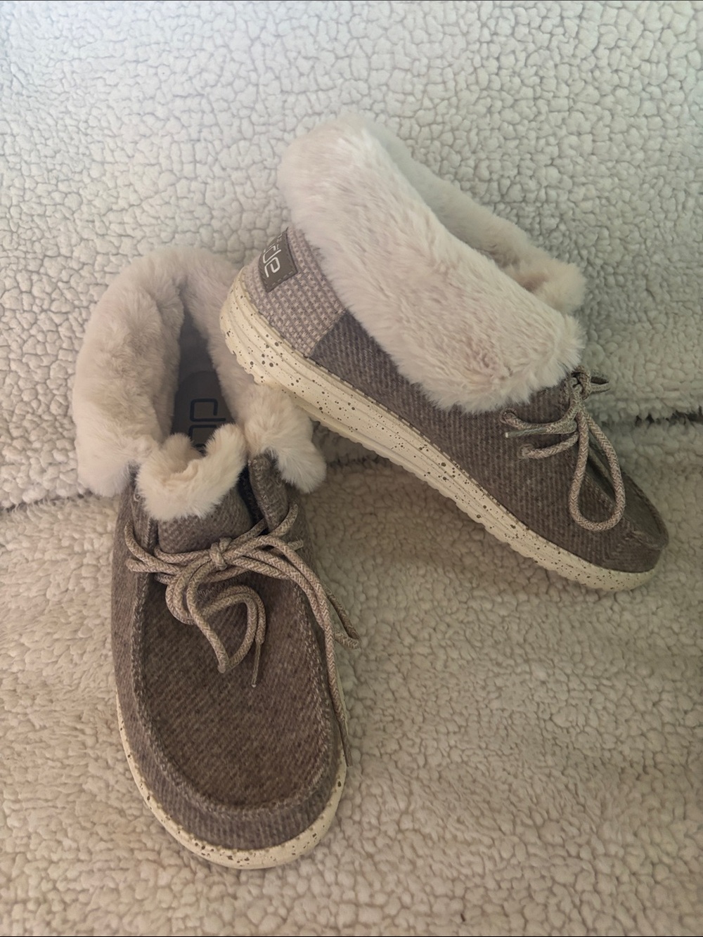 Hey Dude Britt Boot Women’s Size 9 in Taupe with Cream Fur - Picture 2 of 8